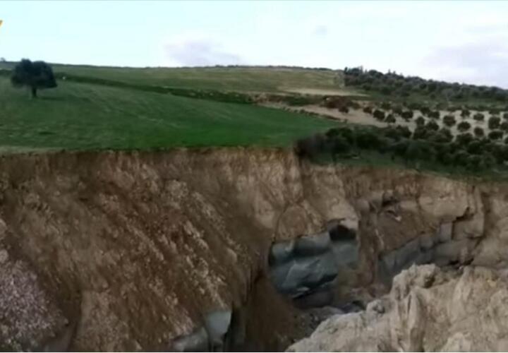 В Турции после землетрясения образовался разлом шириной в 200 метров