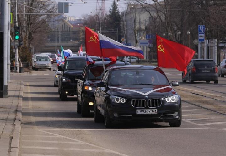 Жители Краснодара поддержали участников СВО во время автопробегов