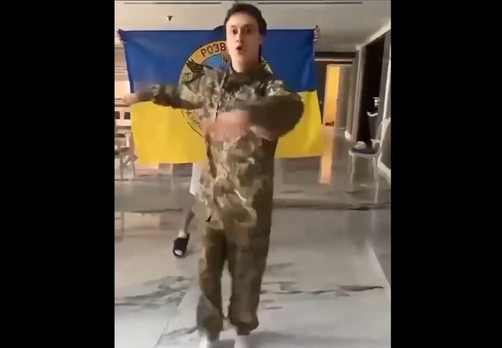 Блогер, изгнанный из страны за пародию на русского солдата, попал в скандал уже на Украине
