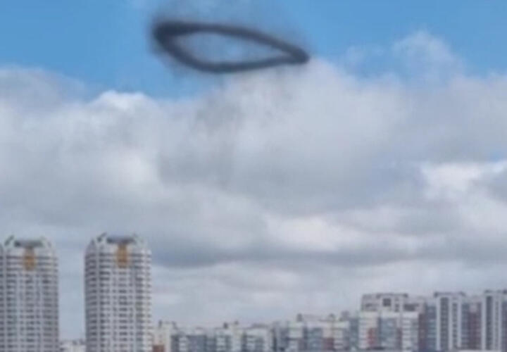 Черное кольцо в небе напугало жителей Москвы