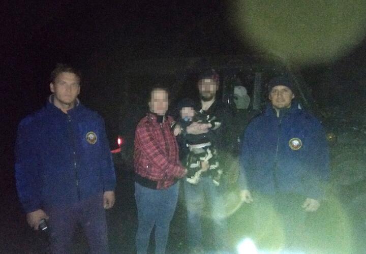 На Кубани на лесной дороге в Мостовском районе застрял «УАЗ» с маленьким ребенком