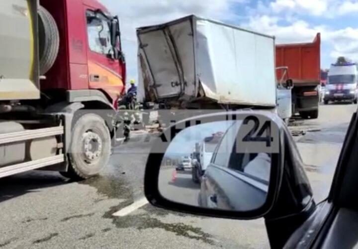 На Ростовском шоссе в сторону Краснодара произошло жесткое ДТП с грузовиками 
