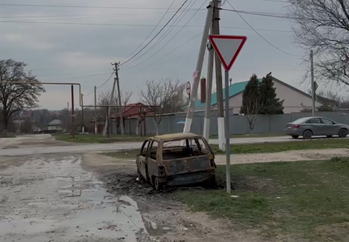 От нечего делать: в Новороссийске парни подожгли три авто