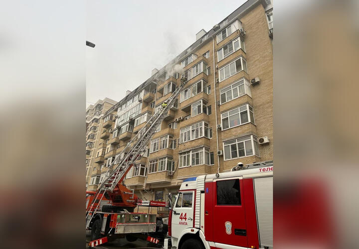 В Анапе из пожара в многоквартирном доме спасли женщину и ее детей