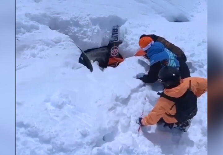 В горах Сочи сноубордист провалился в глубокий ручей