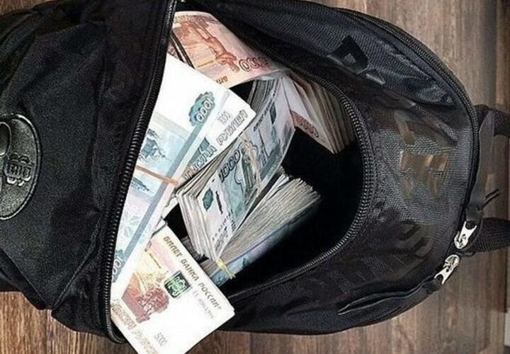 В краевом центре Кубани двое приезжих украли из машины сумку с 15 млн рублей