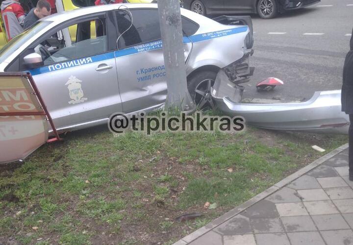 В Краснодаре полицейская машина попала в аварию на перекрестке
