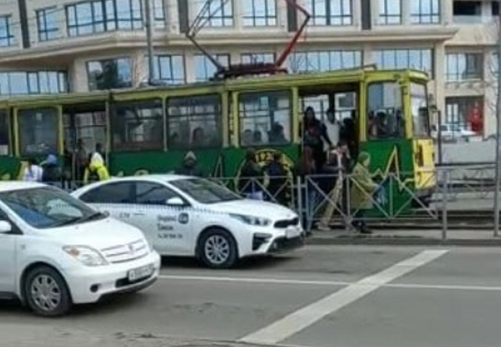 В Краснодаре трамвай по касательной сбил пенсионерку