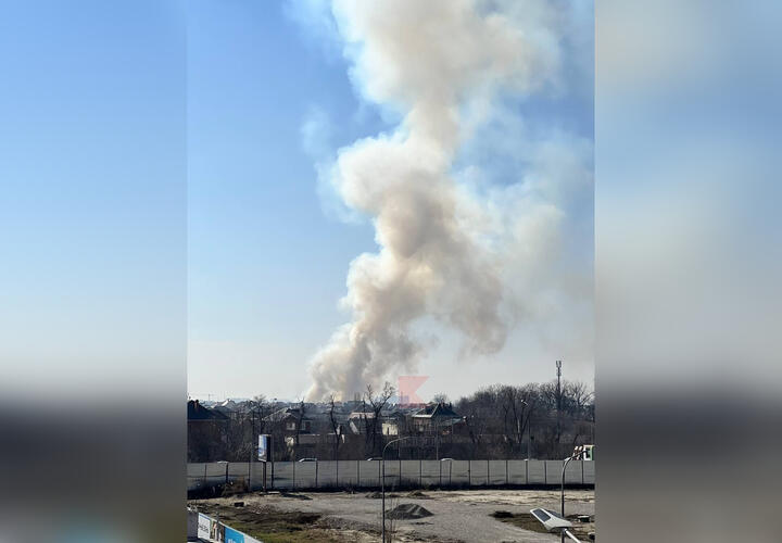 В Краснодаре в районе авиаучилища произошел пожар