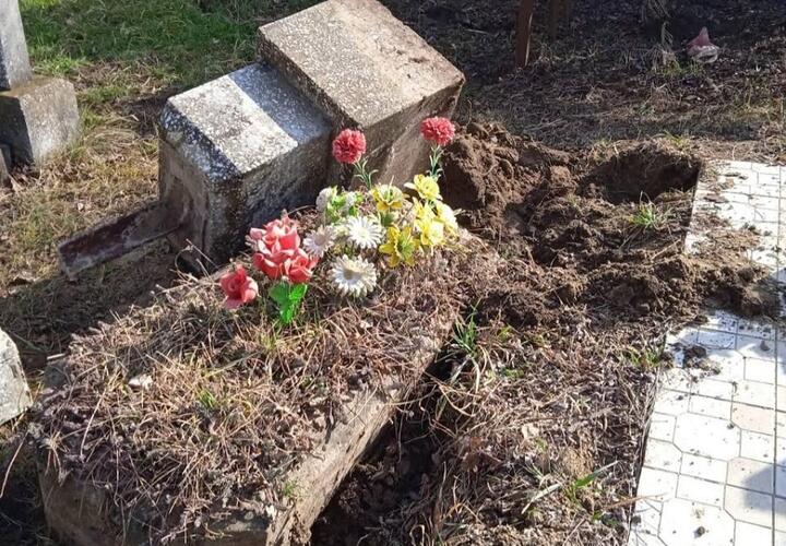В Краснодарском крае вандалы разгромили 15 надгробий