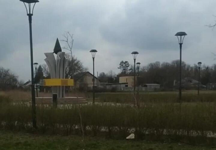 В Крымском районе загадили территорию около памятника нефтяникам-первопроходцам