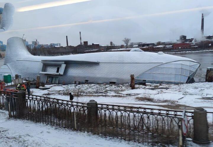 В Санкт-Петербурге тонет ресторан-корабль «Серебряный кит»