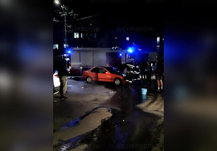 В Сочи горел припаркованный автомобиль