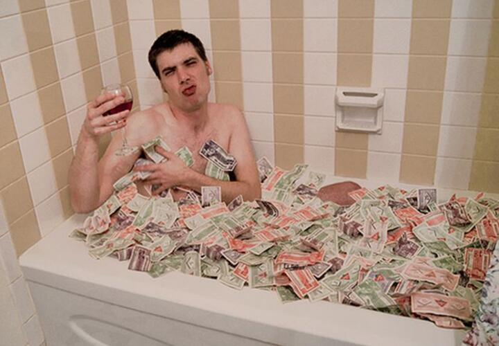 Житель Армавира нашел в ванной у подруги миллион рублей и украл