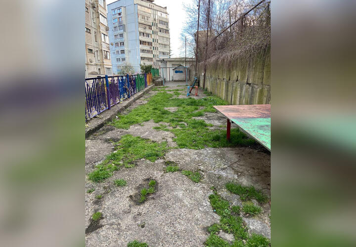 Кошмары на улице в Туапсе: детская площадка ужасает своим 