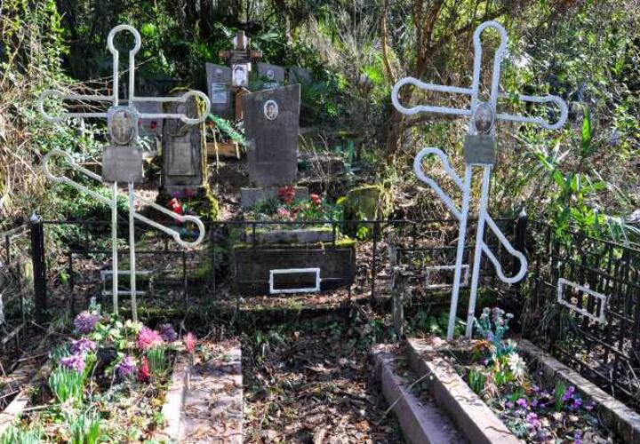 На кладбище в Сочи пьяный иностранец изнасиловал и задушил женщину