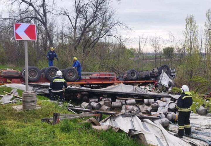 На Кубани в ДТП погиб водитель груженной фуры 