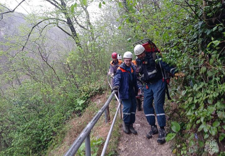 В Агурском ущелье Сочи туристка сломала ногу на мокрой тропе
