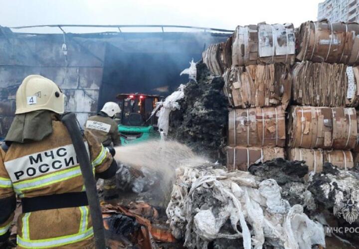 В центре Краснодара почти шесть часов тушили пожар на складах
