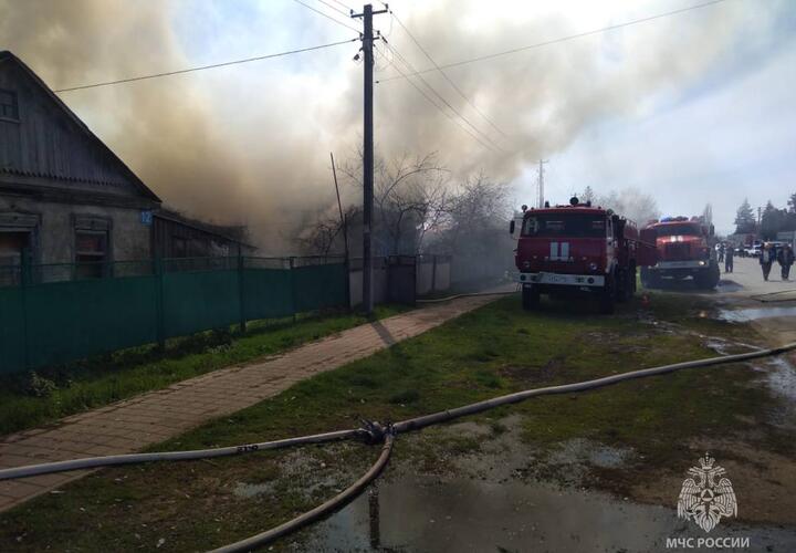 В Кореновском районе Кубани огонь охватил два частных дома
