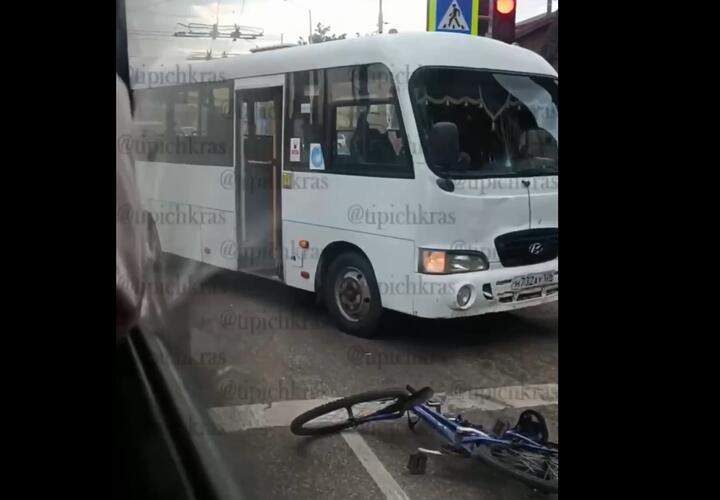 В Краснодаре даму на велосипеде насмерть сбил водитель микроавтобуса