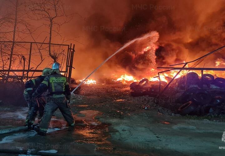 В Краснодаре ночью тушили крупный пожар на Ростовском шоссе