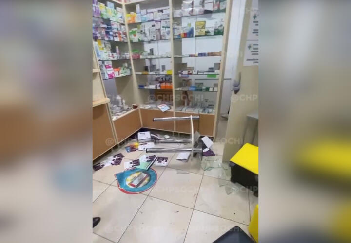В Сочи мужчина в неадекватном состоянии разгромил аптеку