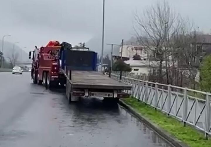 В Сочи с городских улиц начали эвакуировать припаркованные грузовики