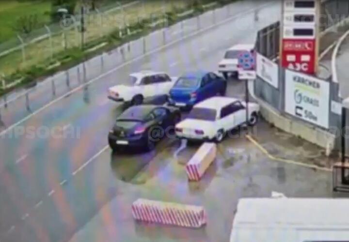 В Сочи водитель «семерки» скрылся с места ДТП, но потерял госномер