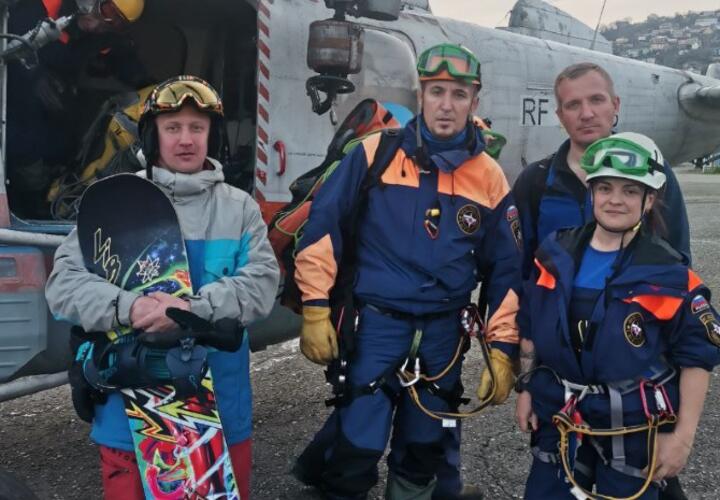В Сочи заблудившегося сноубордиста снимали с гор на вертолете
