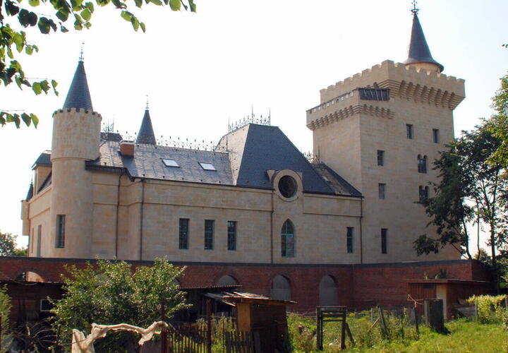 Замок Аллы Пугачевой по-прежнему принадлежит «примадонне», а слухи о его покупке - фейк