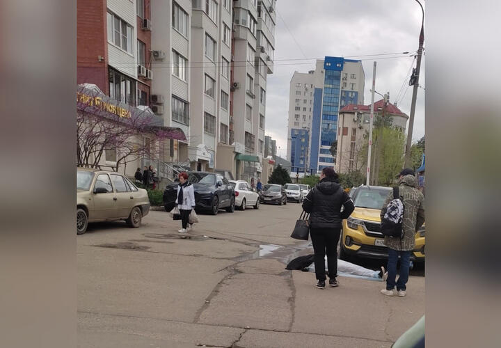 Жители Краснодара обнаружили труп женщины посреди двора