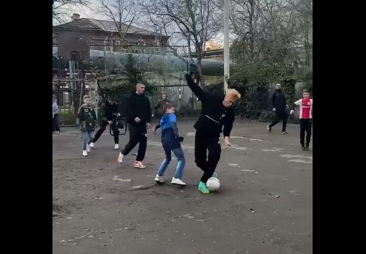 Звездные игроки «Краснодара» устроили матч с детьми во дворе