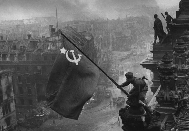 78 лет назад советские воины водрузили Знамя Победы над Рейхстагом