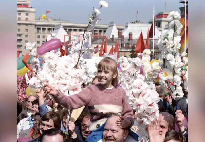 Гармошка, самодельные цветы и транспаранты: жители Кубани рассказали, как раньше праздновали 1 мая