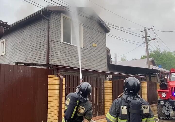 Под Краснодаром пожар в частном доме тушили 35 спасателей