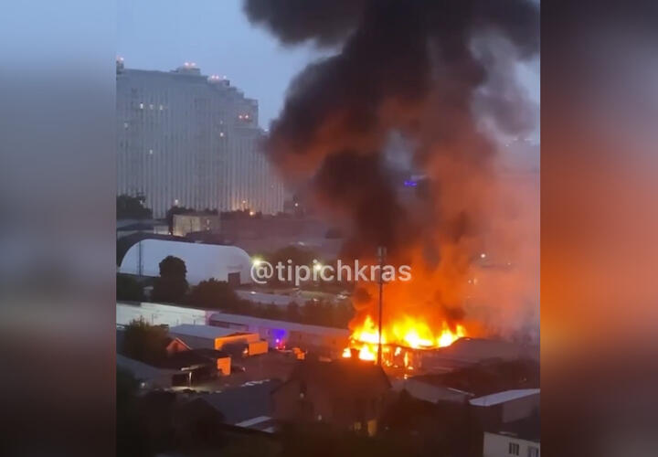 Ранним утром в Краснодаре тушили мощный пожар на площади 500 м2