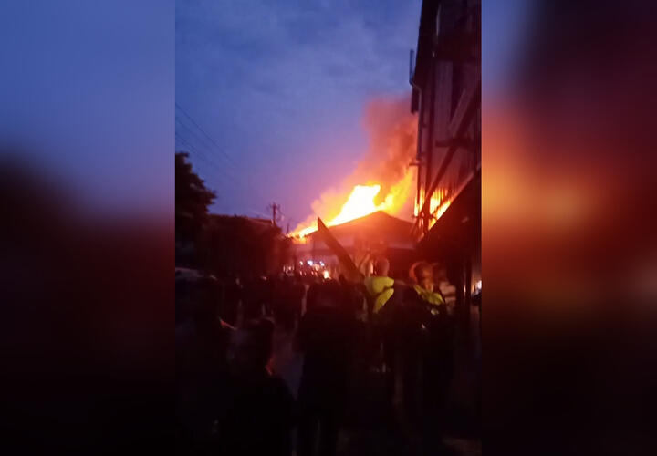 В Джубге горит трехэтажная гостиница