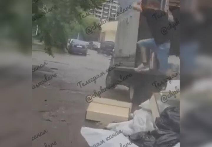 В Краснодаре банде «черных мусорщиков» дали неделю на уборку 