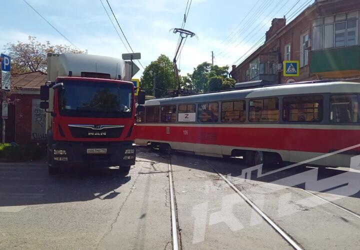 В Краснодаре произошла жесткая авария с трамваем и фурой