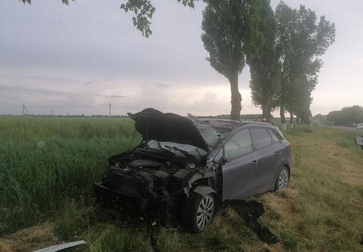 В Краснодарском крае автомобиль врезался в остановку с людьми