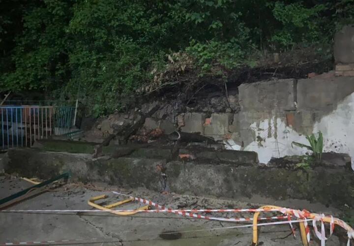 В Сочи развалилась подпорная стена многоквартирного дома