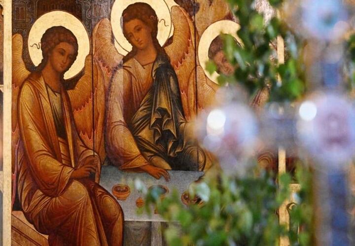 День Святой Троицы отмечают сегодня православные верующие