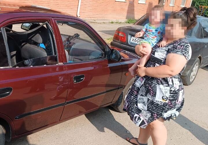 На Кубани полуторогодовалый малыш оказался один в заблокированном автомобиле на жаре