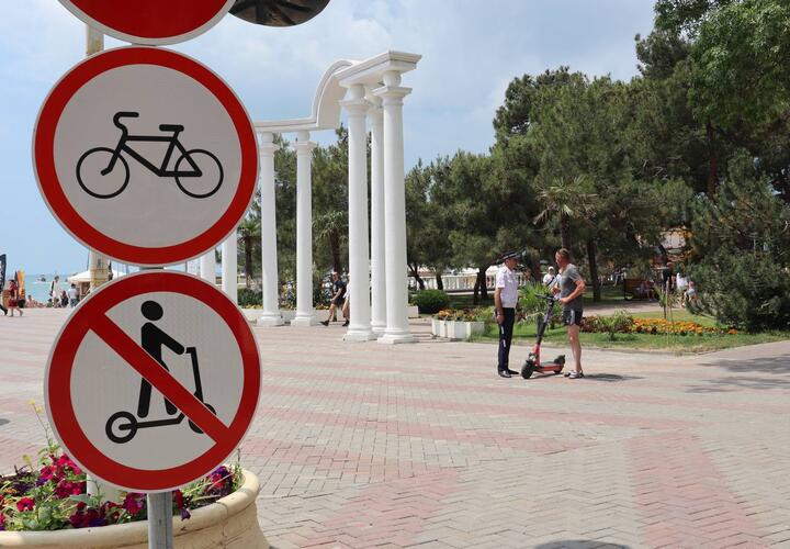 На набережной Геленджика запретили кататься на самокатах и велосипедах