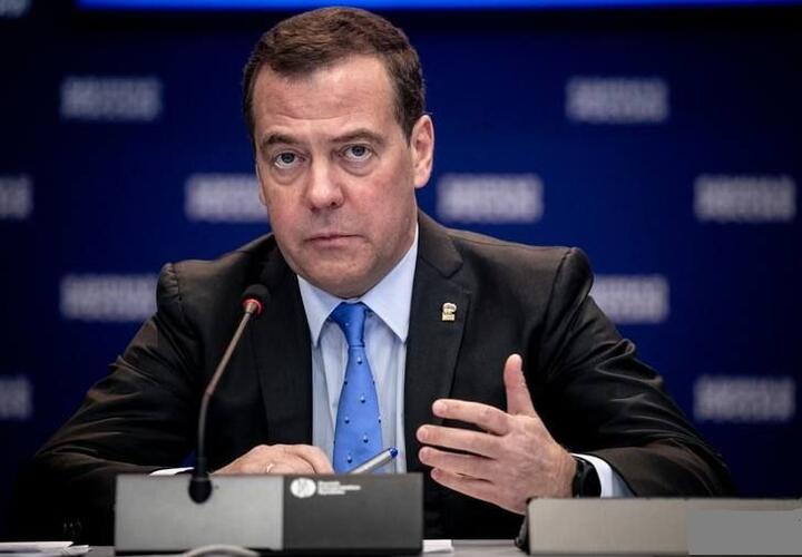 «Патрона на такое говно жалко»: Медведев отреагировал на заявление польского президента
