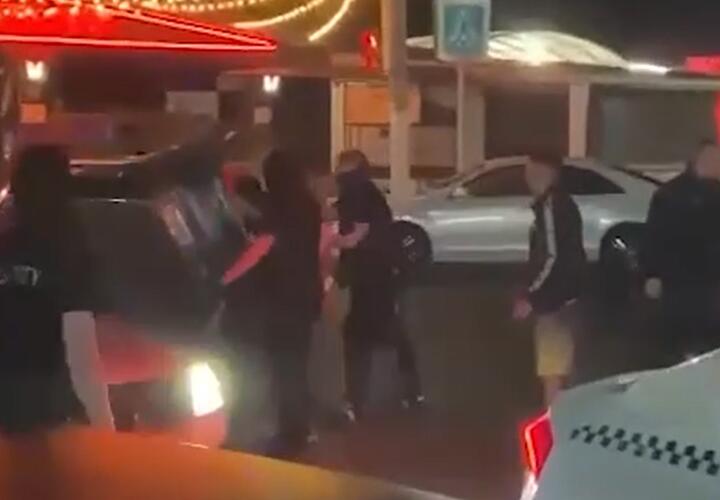 Пьяные туристы не прошли фейсконтроль в клубе Анапы и устроили драку
