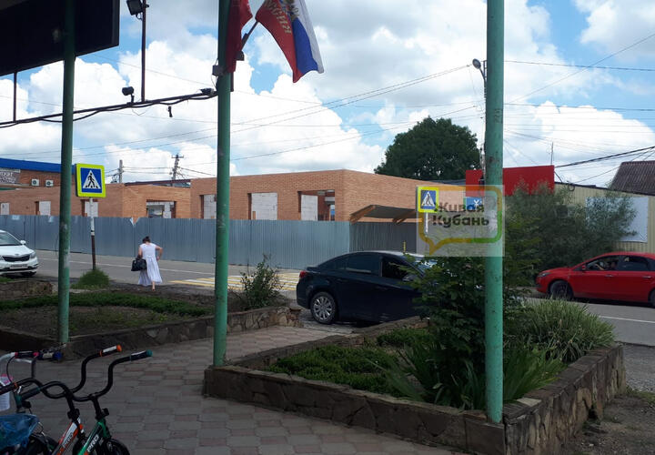 Скандальная стройка в поселке Ильском на Кубани продолжает расти, хоть и незаконна