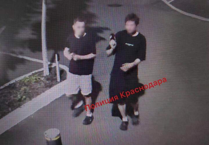 В Краснодаре двое мужичин, угрожая ножом, похитили чужой телефон и наушники 
