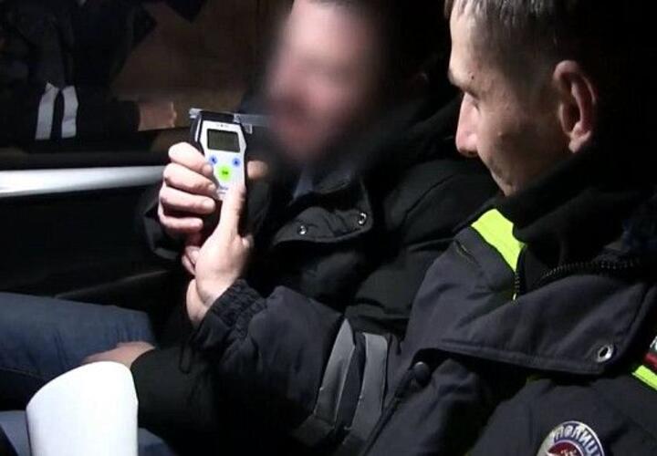В Краснодаре инспектор ДПС ловил пьяных водителей и отпускал их за взятки